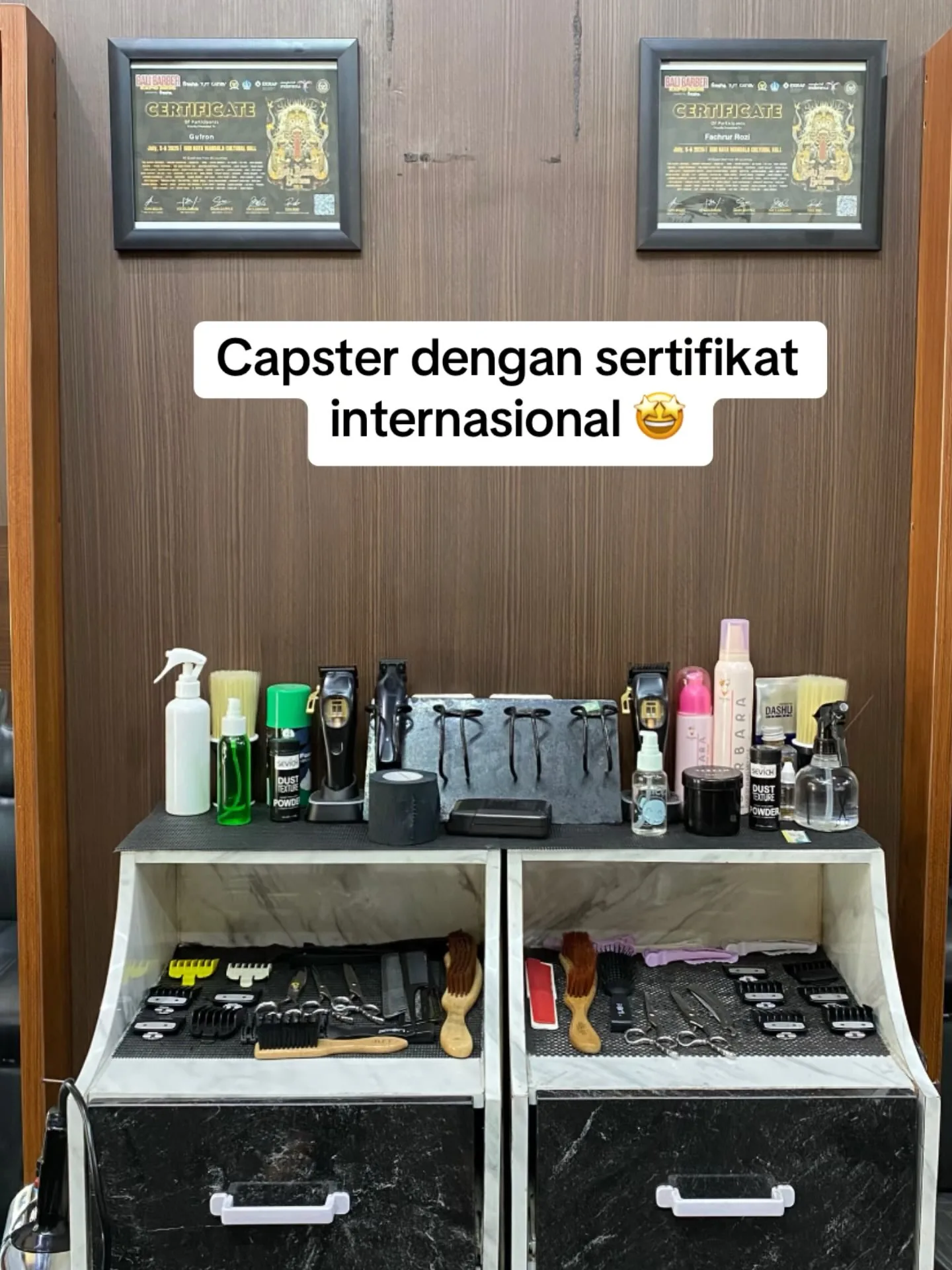 Sertifikat Bali Barber Expo milik capster Ken'z Barbershop Malang di atas meja alat cukur