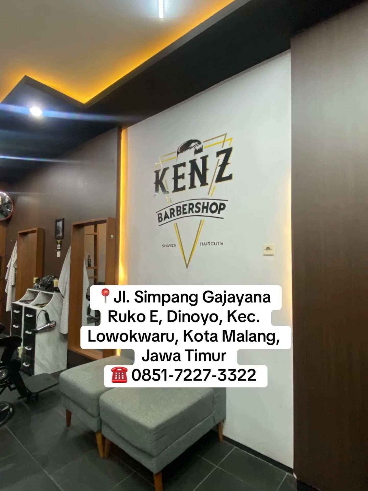 Dinding logo Ken'z Barbershop di dalam ruko Jl. Simpang Gajayana, Dinoyo, Kota Malang